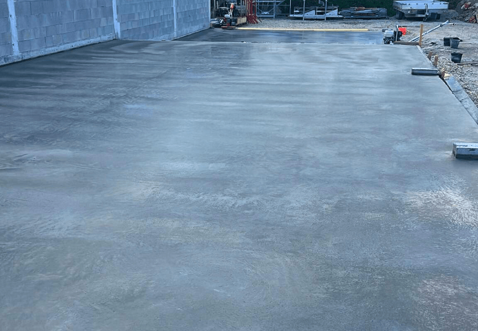 Création d'une dalle en béton lissé quartz pour un futur atelier