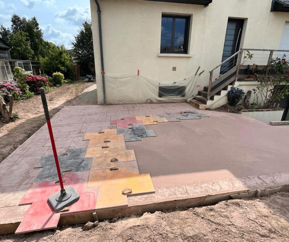 Construction d'une terrasse en béton imprimé matrice versailles